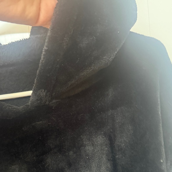 The Comfy Black Plush Robe - Picture 4 of 8